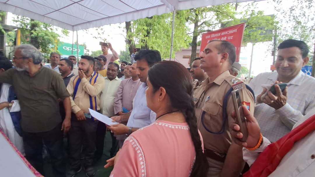 एक डरी हुई सरकार, जनता को डराना चाहती है, इसका जवाब जनता की एकता है : पुरुषोत्तम शर्मा • चेतावनी रैली में विभिन्न संगठनों ने बागजाला के आंदोलन का समर्थन किया • चेतावनी रैली से चेतावनी, तीन हफ्ते में नहीं हुआ समाधान तो अनिश्चितकालीन आंदोलन किया जाएगा।