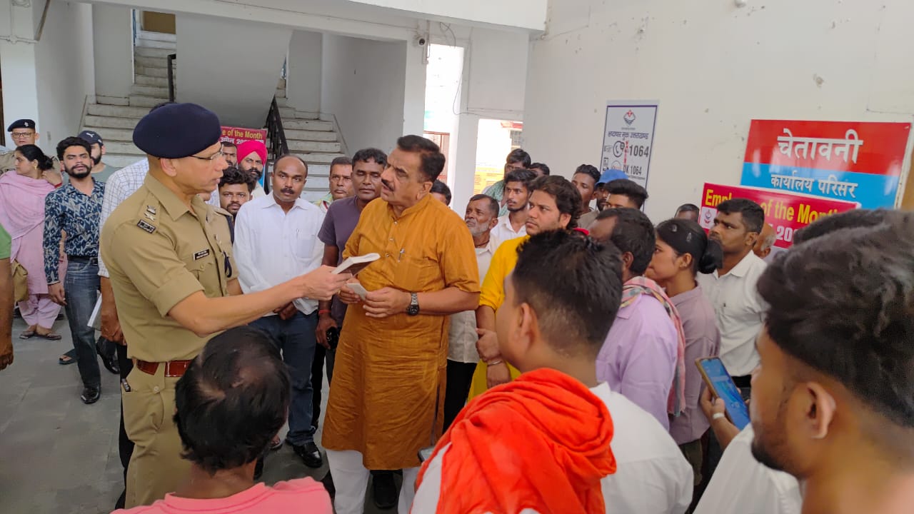 पीलीभीत के नाराज लोगों ने एसएसपी कार्यालय पहुंचकर सांकेतिक किया विरोध ।          महिला ससुरालियों ने सितारगंज में की हत्या। मामले में सितारगंज थाने में 6 आरोपियों के खिलाफ 3 जून को मुकदमा भी हुआ दर्ज