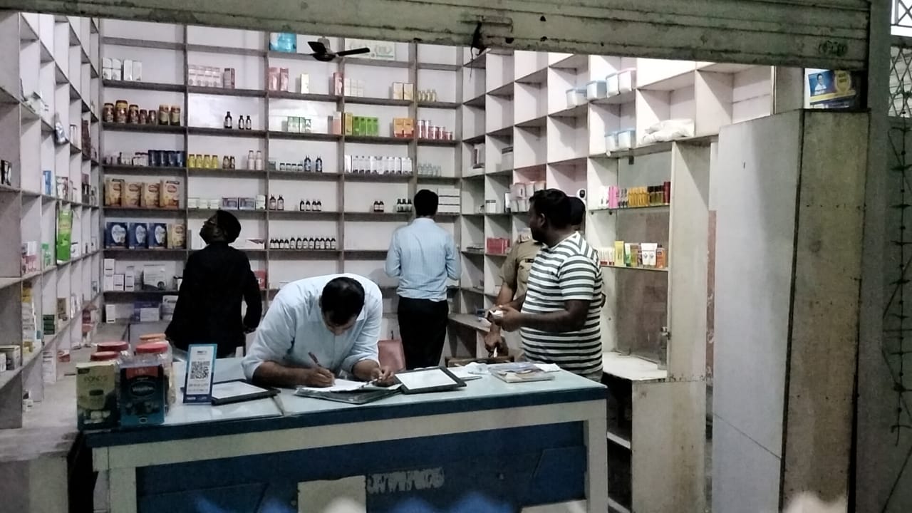 रुद्रपुर ट्रांजिट कैंप में दर्जनों मेडिकल स्टोर्स पर बड़ी कार्रवाई, कई पर लाइसेंस निलंबन।